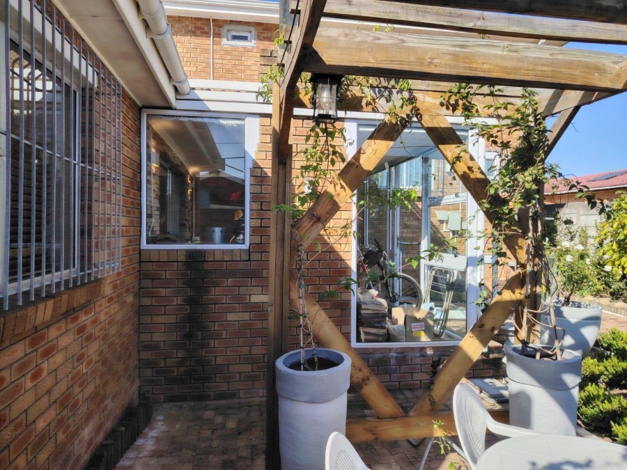 To Let 2 Bedroom Property for Rent in Protea Heights Western Cape